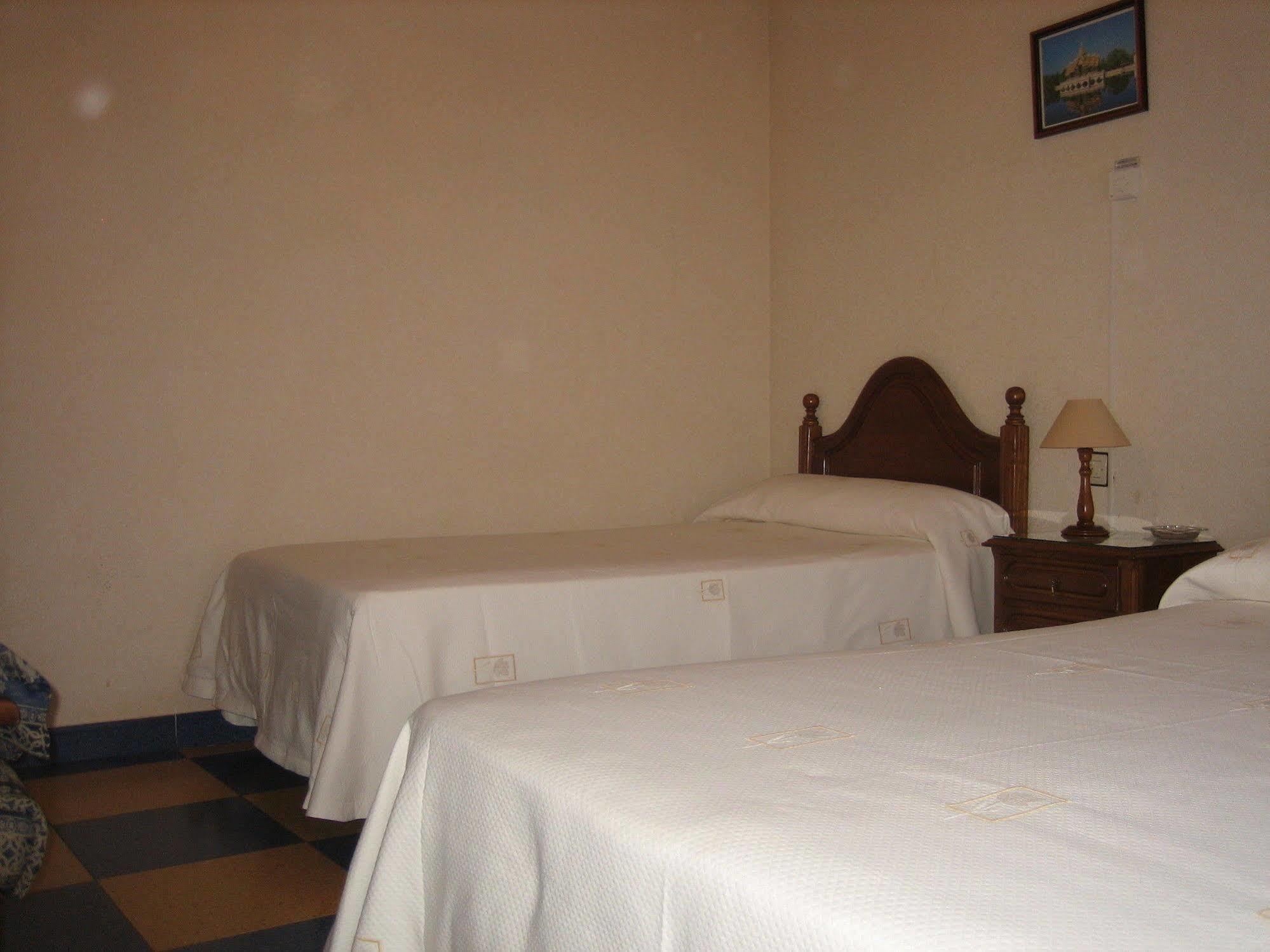 Hostal Restaurante La Trucha Benavente Exteriör bild