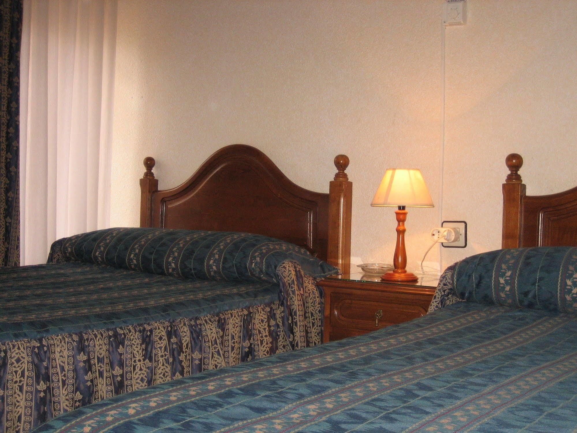 Hostal Restaurante La Trucha Benavente Exteriör bild